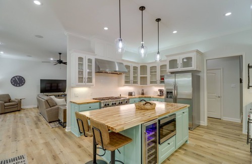 Edgemont House | Luxury Lakefront Retreat w/Deck & Patio!