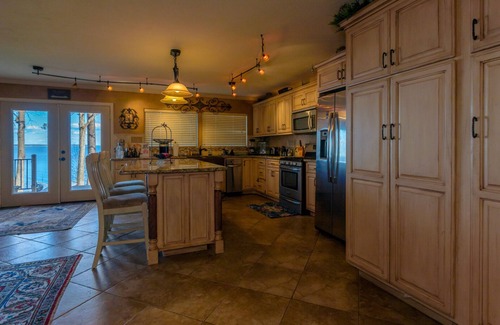 Zavalla House | Luxury Lakefront Say Rayburn Reservoir Home