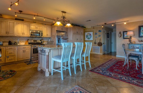 Zavalla House | Luxury Lakefront Say Rayburn Reservoir Home