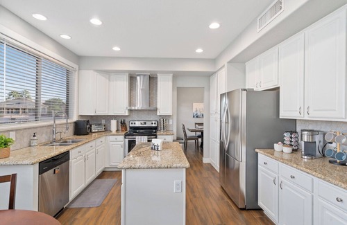 Mohawk HOA House | Luxury Lakehouse, Putting Green, Heated Pool with Sunken bar