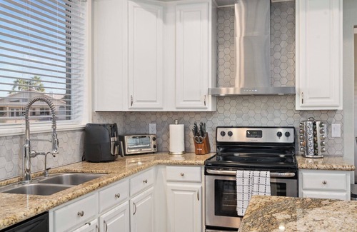 Mohawk HOA House | Luxury Lakehouse, Putting Green, Heated Pool with Sunken bar