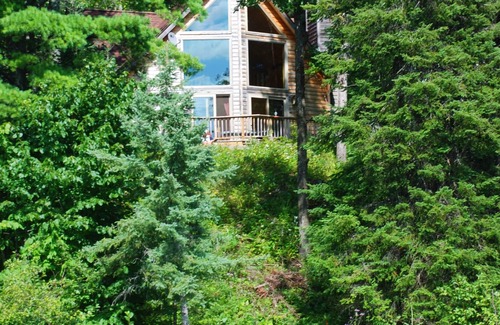 Akeley Cabin | Luxury lakeside cabin: massage, reflexology, lakeside sauna. Wheelchair access.