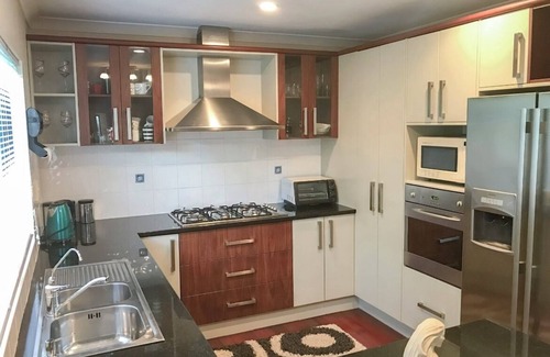 Somerville House | Luxury Large 2 Storied Villa Walk to Shopping Mall Howick