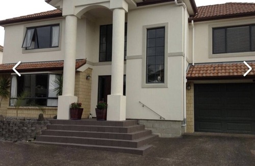 Somerville House | Luxury Large 2 Storied Villa Walk to Shopping Mall Howick