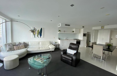 Surfers Paradise Apartment | Luxury Large One Bedroom Surfers Paradise