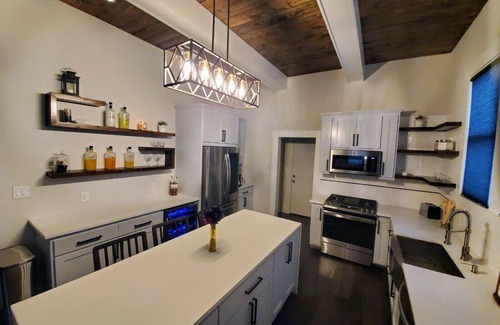 Southtown House | Luxury Lavaca Historic Downtown SAnwalk to Hemisfair, conventions, Riverwalk