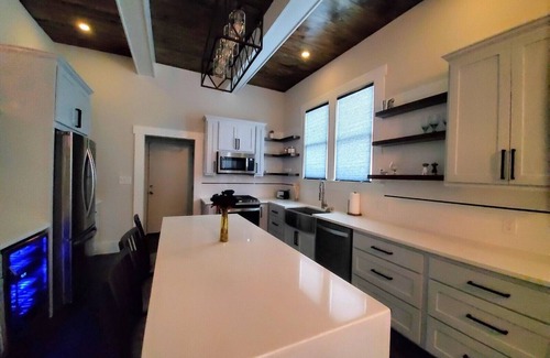 Southtown House | Luxury Lavaca Historic Downtown SAnwalk to Hemisfair, conventions, Riverwalk