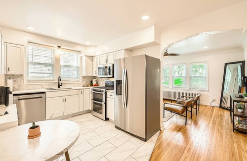 Linden Hills House | Luxury Linden Hills: 3BR + Lounge Near Bde Maka Ska