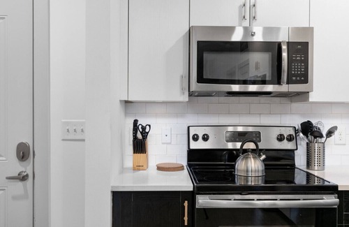Forest Park Condo | ~ Luxury Living: 2BR near Downtown Spots! ~