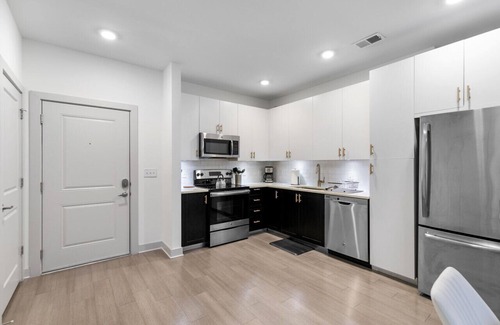 Forest Park Condo | ~ Luxury Living: 2BR near Downtown Spots! ~