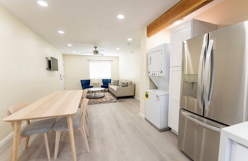 Downey Apartment | Luxury Living Redefined with a Charming 2-bedroom apartment in Downey