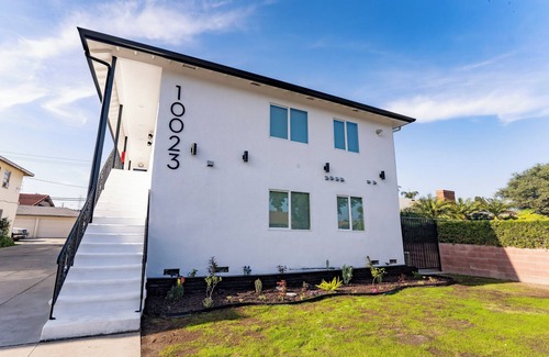 Downey Apartment | Luxury Living Redefined with a Charming 2-bedroom apartment in Downey