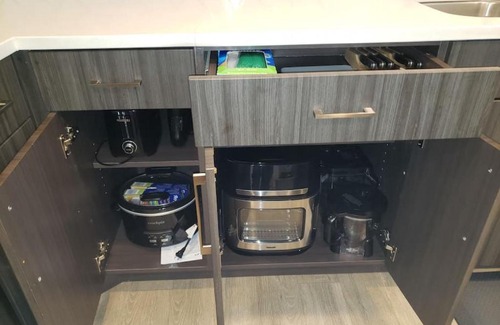 Draper Apartment | Luxury Living with Resort Amenities King bd Queens bd Sofa bd GymPoolHot Tub Fast WiFi