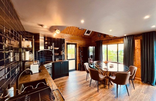 Foyers Cabin | Luxury Loch Ness lodge with hot tub & sauna