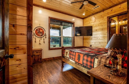 Broken Bow Cabin | Luxury Lodge for 40 Guests Covered Event Patio Lakeside Escape on 70 Acres
