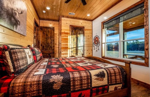 Broken Bow Cabin | Luxury Lodge for 40 Guests Covered Event Patio Lakeside Escape on 70 Acres