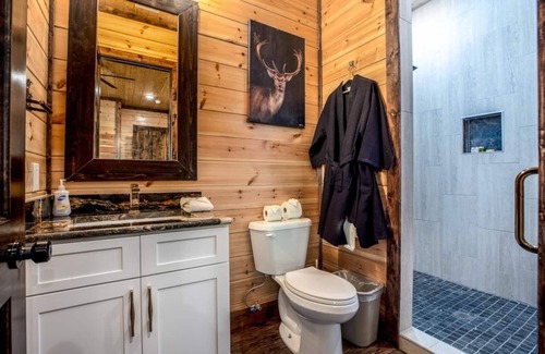 Broken Bow Cabin | Luxury Lodge for 40 Guests Covered Event Patio Lakeside Escape on 70 Acres