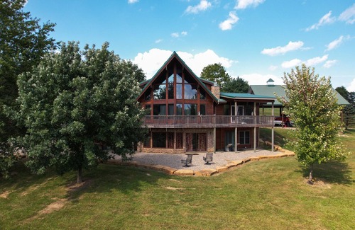 Bremen Cabin | Luxury Lodge on 125 acres on Hocking Hills Farm