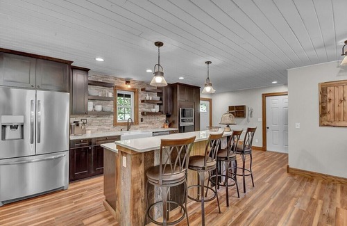 Lancaster Cabin | Luxury Lodge w/Gourmet Kitchen, Hot Tub & Wood Burning Fireplace! Pet Friendly