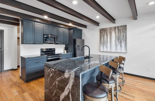 Hill City Apartment | Luxury Loft 5 Downtown Main Street