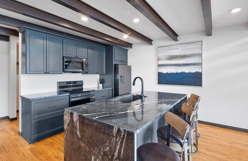 Hill City Apartment | Luxury Loft 6 Overlook Main Street
