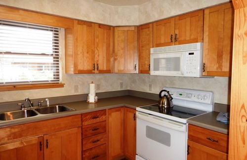 Mount Ida Cottage | Luxury, loft, log-sided two bedroom Harbor North cottage on Lake Ouachita. by RedAwning
