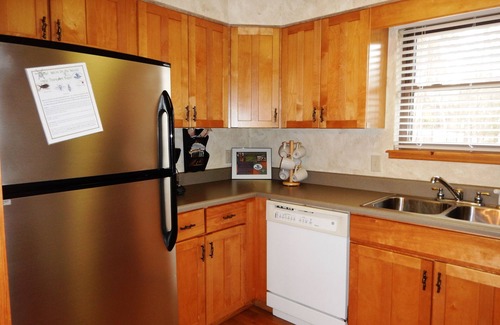 Mount Ida Cottage | Luxury, loft, log-sided two bedroom Harbor North cottage on Lake Ouachita. by RedAwning