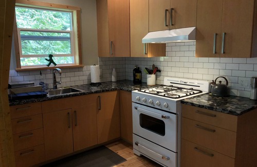 Quathiaski Cove Cottage | Luxury Loft - Quiet rural setting - 5 min from the beach!