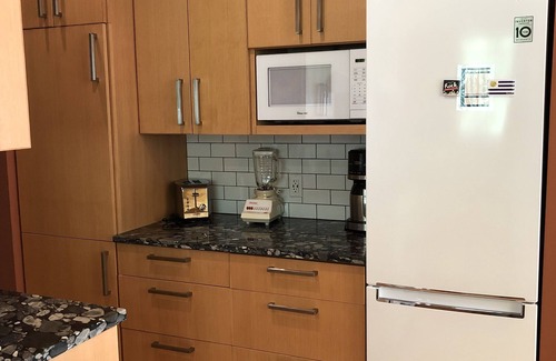 Quathiaski Cove Cottage | Luxury Loft - Quiet rural setting - 5 min from the beach!