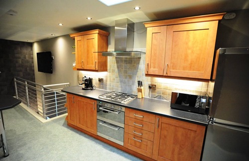 Tillicoultry Apartment | Luxury loft style apartment overlooking River Forth, and Stirling town centre