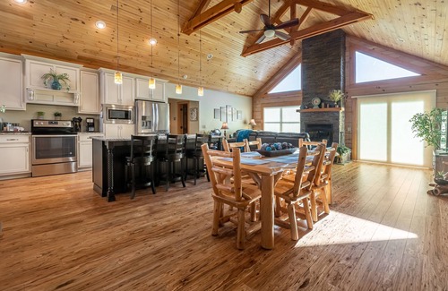 Makanda Cabin | Luxury Log Cabin near SIU, Giant City, & Wineries
