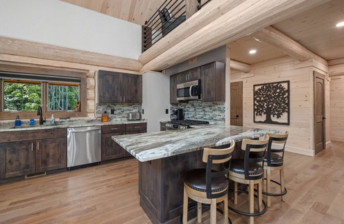 Glen Cabin | Luxury Log Cabin w/arcade game room, close to Storyland & hiking