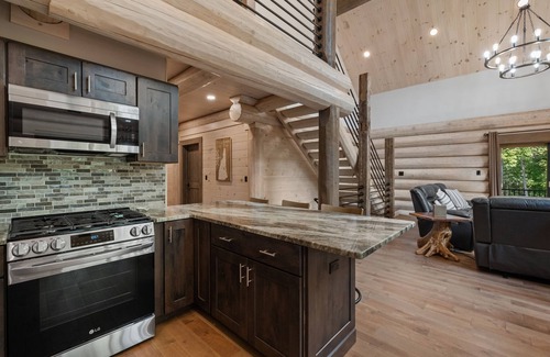 Glen Cabin | Luxury Log Cabin w/arcade game room, close to Storyland & hiking