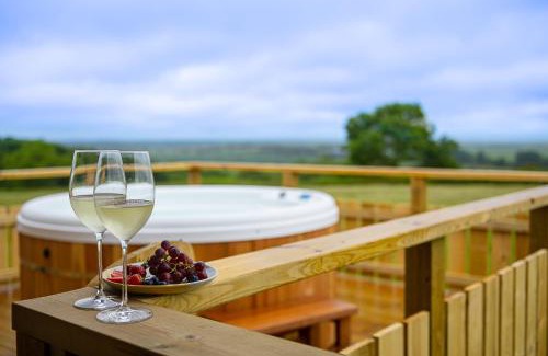 Stone in Oxney Apartment | Luxury Log Cabin with a Hot Tub