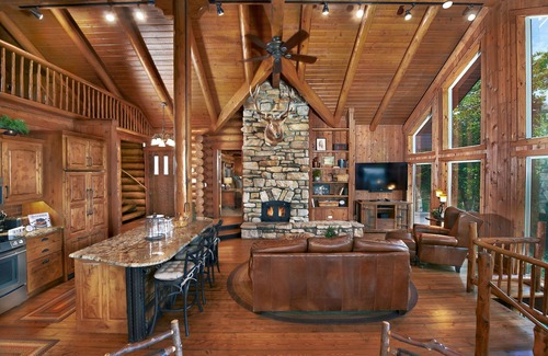 Hollister Cabin | Luxury Log Cabin with views of Lake Taneycomo and Branson Skyline