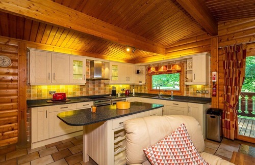 Louth Cabin | Luxury log cabin with veranda nestled in Kenwick Park, Louth