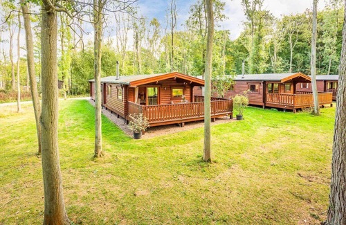 Louth Cabin | Luxury log cabin with veranda nestled in Kenwick Park, Louth