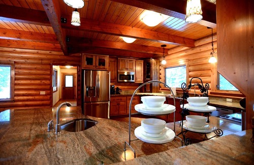 Whitefish House | Luxury Log Home: 2 King Suites, HOT TUB, Fire Pit near Skiing stay 4 Christmas!