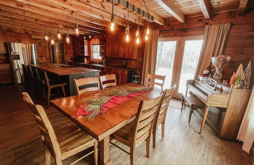 Paris Cabin | Luxury Log Retreat with Hot Tub, Near Homestead & Winery