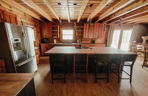 Paris Cabin | Luxury Log Retreat with Hot Tub, Near Homestead & Winery