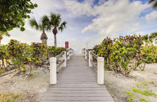Longboat Key Apartment | Luxury Longboat Key Condo - Walk to Beach Access!