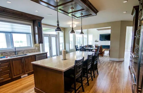 Conrich House | Luxury mansion close to airport | 14+ guests