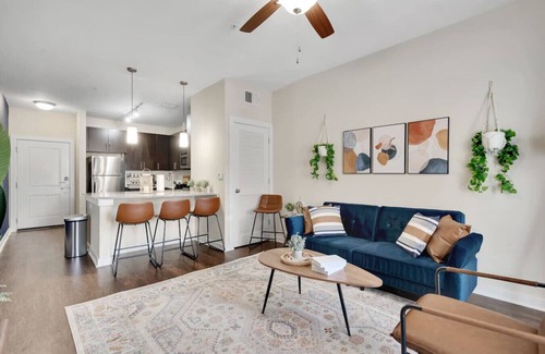 North Hyde Park Apartment | Luxury Meets Comfort | Pool, Gym + FREE Parking!