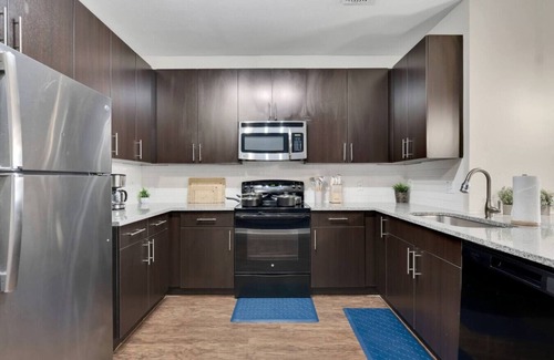North Hyde Park Apartment | Luxury Meets Comfort | Pool, Gym + FREE Parking!