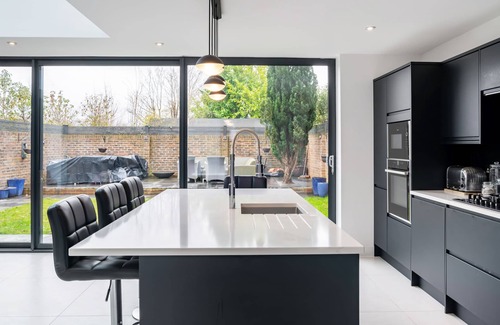 Sunbury on Thames House | Luxury Modern Spacious 3 Bedroom House in Shepperton - Great location - Heathrow