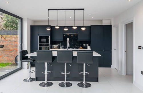 Sunbury on Thames House | Luxury Modern Spacious 3 Bedroom House in Shepperton - Great location - Heathrow