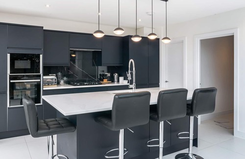 Sunbury on Thames House | Luxury Modern Spacious 3 Bedroom House in Shepperton - Great location - Heathrow