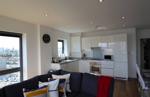 Peninsula Apartment | Luxury Modern 2 Bed Room 2 bathroom River View Apartment In Canary Wharf