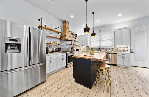 Near East Side House | Luxury Modern Farmhouse- Hot Tub-Tower Views-5mins to Downtown-Pearl-River Walk