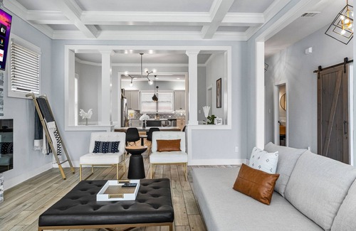 Near East Side House | Luxury Modern Farmhouse- Hot Tub-Tower Views-5mins to Downtown-Pearl-River Walk